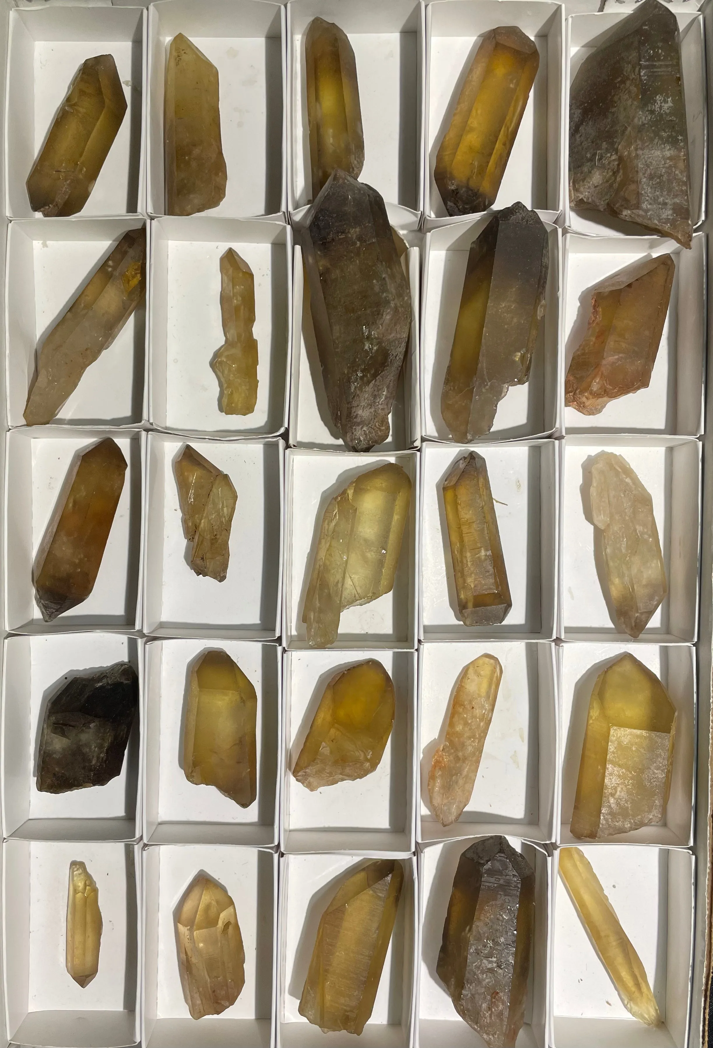 1.57kg Zambian Citrine Quartz Wholesale Flat 25 pieces, Congo Citrine, Natural Citrine from Lwena, Katanga, Democratic Republic of Congo.