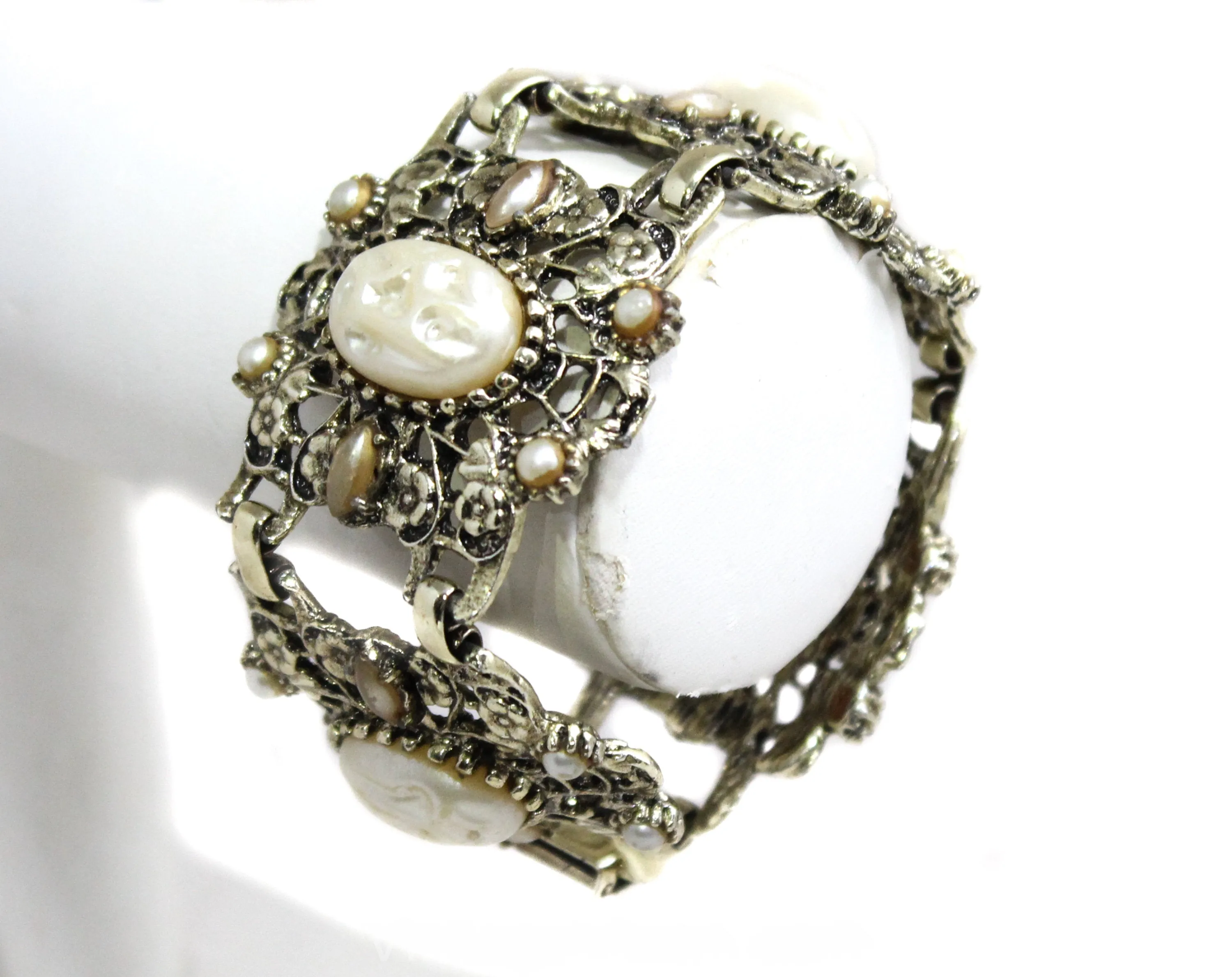 1950s Victorian Inspired Bracelet - 50s Baroque Faux Pearls Panel Bracelet - Antique Look Filigree Metal - White Gold Champagne - 50451