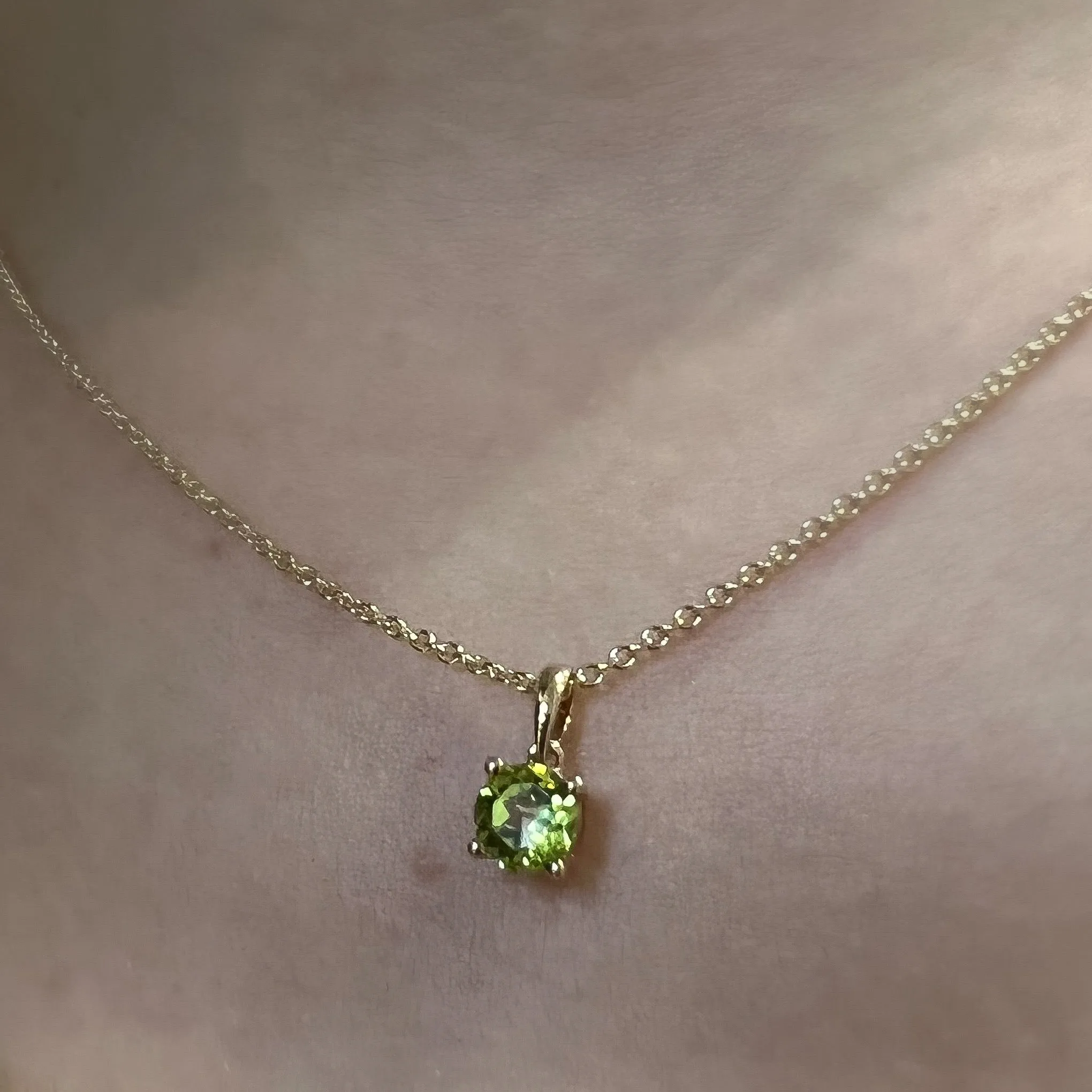 9ct Yellow Gold 0.62ct Round Peridot Pendant