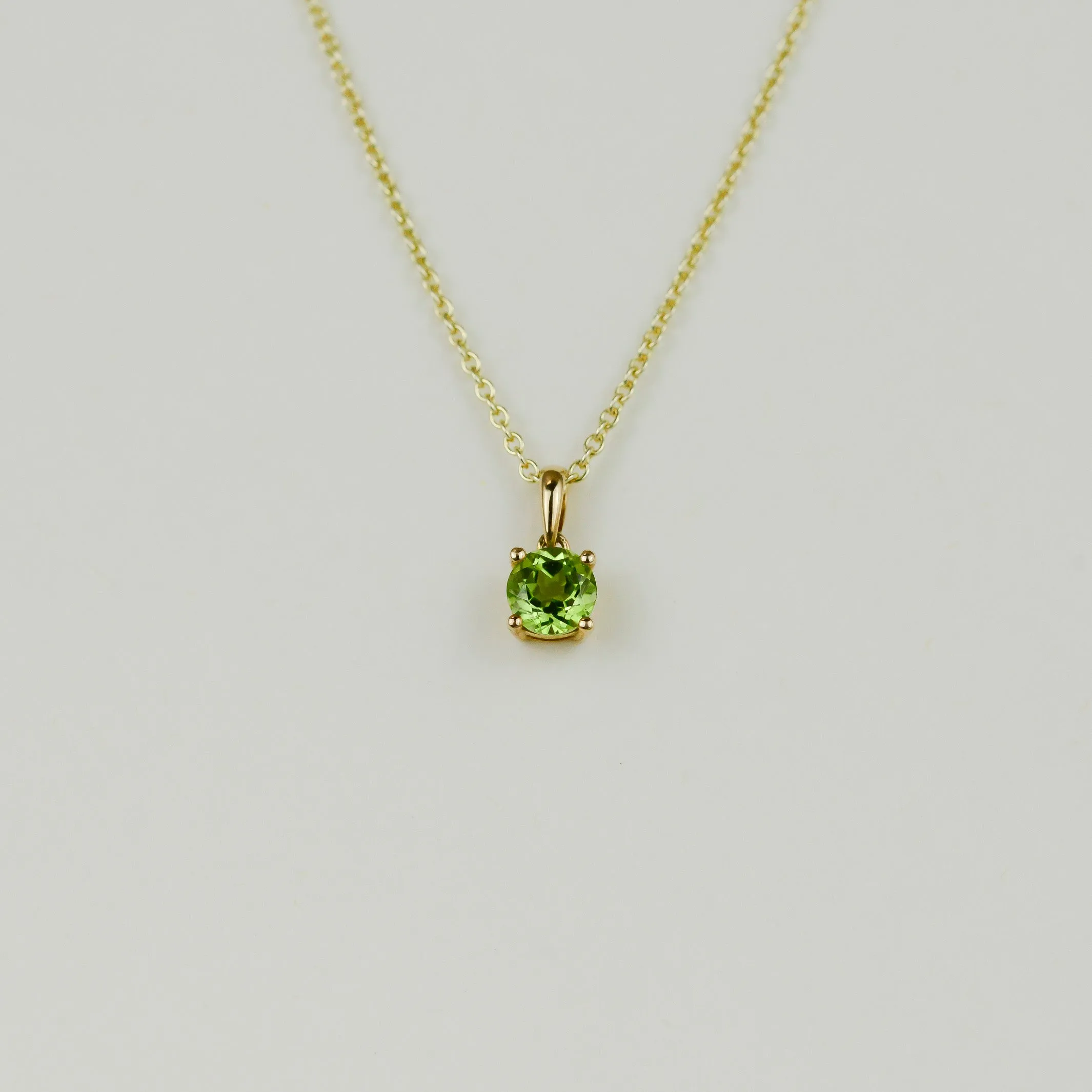 9ct Yellow Gold 0.62ct Round Peridot Pendant